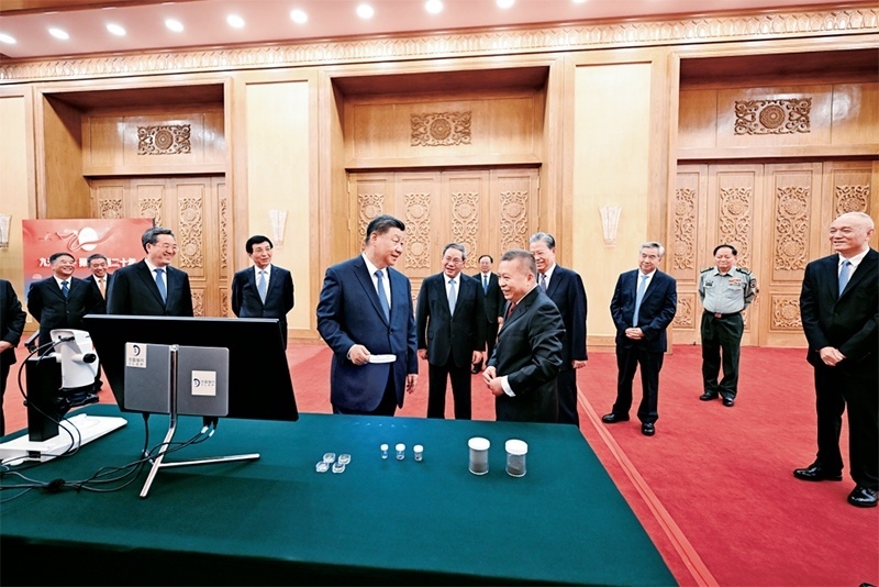 2024年9月23日，黨和國家領導人習近平、李強、趙樂際、王滬寧、蔡奇、丁薛祥、李希等在人民大會堂接見探月工程嫦娥六號任務參研參試人員代表并參觀月球樣品和探月工程成果展覽。這是習近平等參觀月球樣品和探月工程成果展覽。 新華社記者 謝環(huán)馳/攝