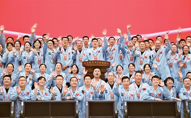 嫦娥六號完成了人類歷史上首次月球背面采樣，突破了多項關(guān)鍵技術(shù)，是我國建設(shè)航天強(qiáng)國、科技強(qiáng)國取得的又一標(biāo)志性成果，是我國探月工程的重要里程碑。圖為2024年6月25日，嫦娥六號任務(wù)圓滿成功后，工作人員在北京航天飛行控制中心合影。 新華社記者 金良快/攝