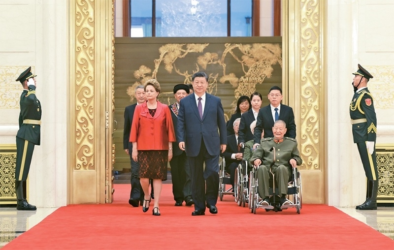 2024年9月29日，中華人民共和國國家勛章和國家榮譽稱號頒授儀式在北京人民大會堂金色大廳隆重舉行。中共中央總書記、國家主席、中央軍委主席習近平同國家勛章和國家榮譽稱號獲得者一同步入會場。 新華社記者 王曄/攝