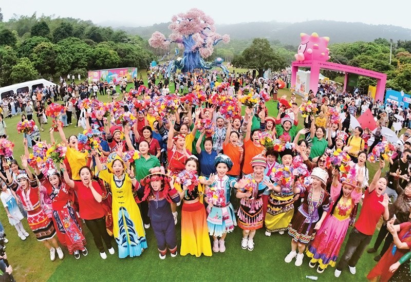 自2014年起，廣西持續(xù)舉辦“廣西三月三·八桂嘉年華”活動，各地民族民俗活動次第登臺，精彩紛呈，這個傳統(tǒng)民族節(jié)慶已演變?yōu)楦髯迦嗣窆蚕砉矘返墓?jié)日盛會和知名文化旅游品牌。圖為2024年4月11日在南寧市拍攝的活動主會場。 新華社記者 周華/攝