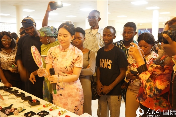 向尼日利亞觀眾介紹中國(guó)刺繡。人民網(wǎng)記者 姜宣攝