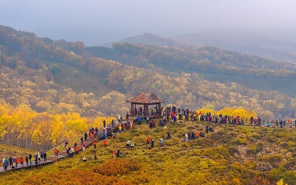 2024年9月27日，內(nèi)蒙古自治區(qū)赤峰市克什克騰旗烏蘭布統(tǒng)景區(qū)層林盡染，游人如織，風(fēng)光如畫。來(lái)源：人民圖片網(wǎng)
