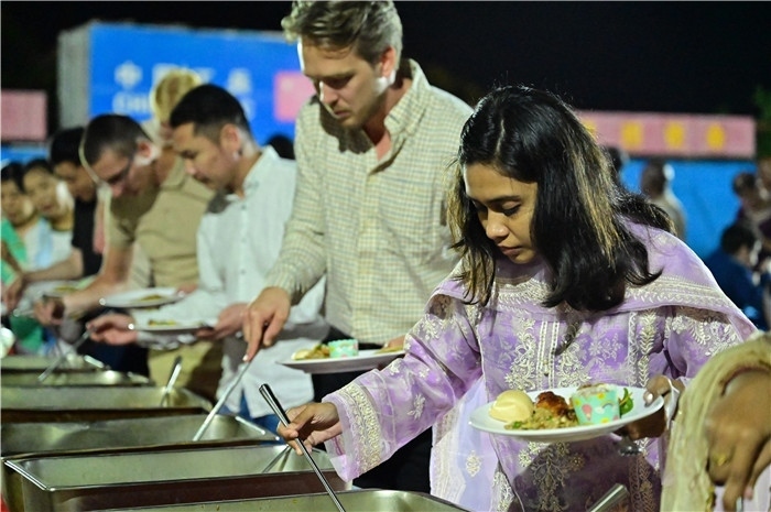 外國友人品嘗中國美食。馬騫攝