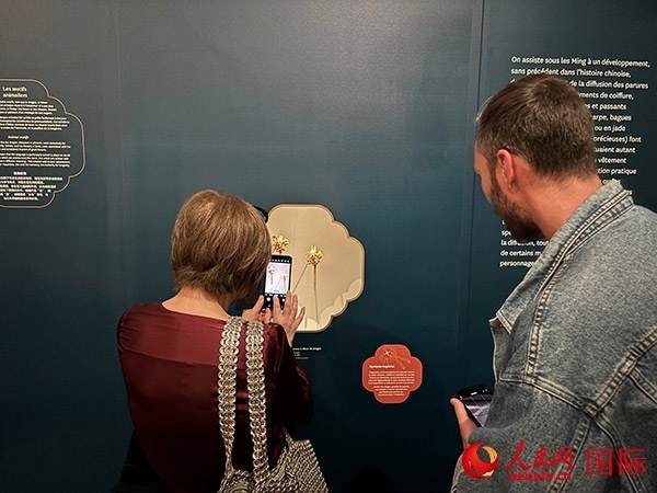  法國觀眾在展區(qū)拍照留念。人民網(wǎng)記者 于超凡攝