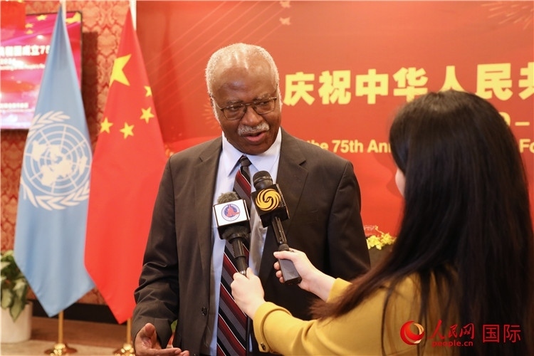 聯(lián)大主席菲勒蒙在招待會現(xiàn)場接受媒體采訪，他向中國政府和人民致以節(jié)日祝賀，表示中國的發(fā)展成就令人驚嘆。人民網(wǎng)記者 李志偉攝