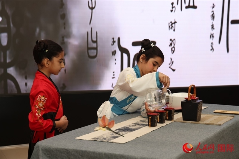 富查伊拉當(dāng)?shù)貙W(xué)校學(xué)生表演茶藝。人民網(wǎng)記者任皓宇攝