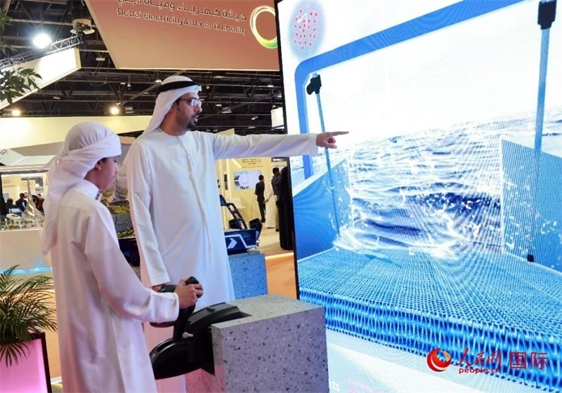 一名兒童在模擬操作船舶，撿拾海洋垃圾。人民網(wǎng)記者管克江攝