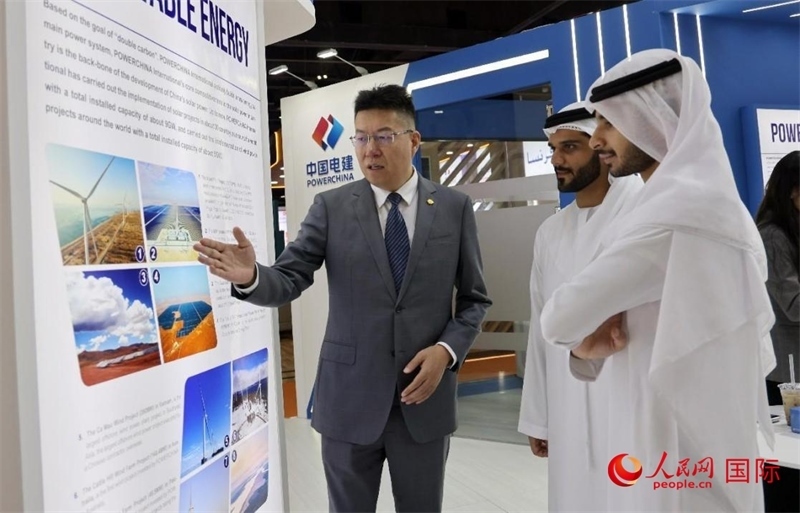 中國電建中東北非區(qū)域總部負(fù)責(zé)人向觀眾介紹公司承建的可再生能源項目。人民網(wǎng)記者 管克江攝