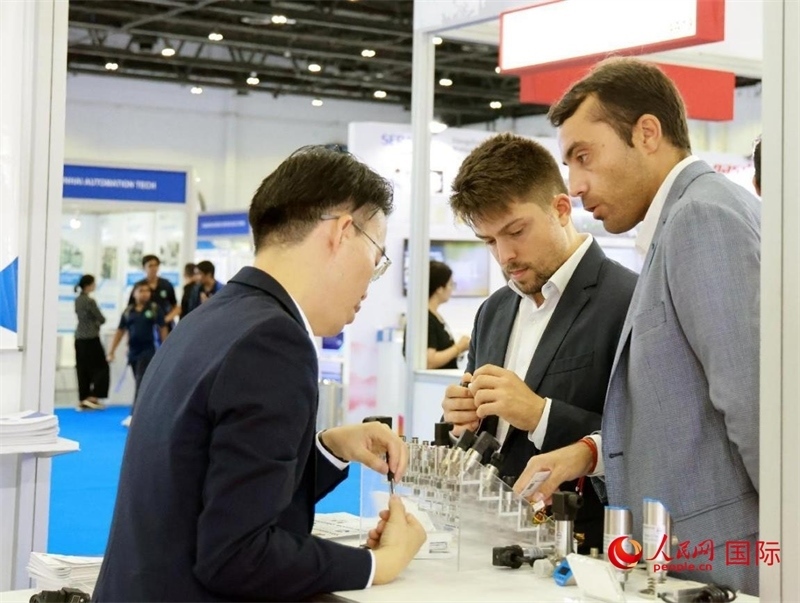 中外展商交流。人民網(wǎng)記者管克江攝