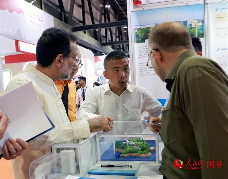 中企推出的綠色能源海水淡化系統(tǒng)吸引了參展商關(guān)注。人民網(wǎng)記者管克江攝