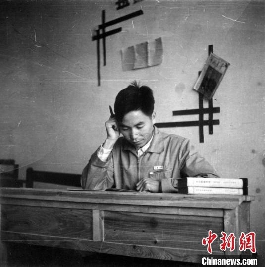 大學(xué)時(shí)期，龍樂豪在教室自習(xí)。(中國運(yùn)載火箭技術(shù)研究院供圖)