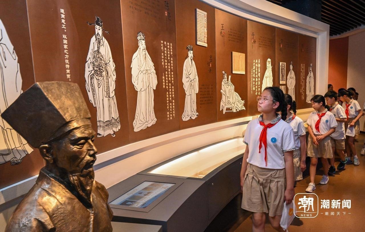 來自杭州市政苑小學的學生走進浙江省檔案館“大寫浙江人”展廳，近距離“觸摸”歷史、走進榜樣、聆聽故事，激發(fā)愛黨愛國愛家熱情。記者 董旭明 攝