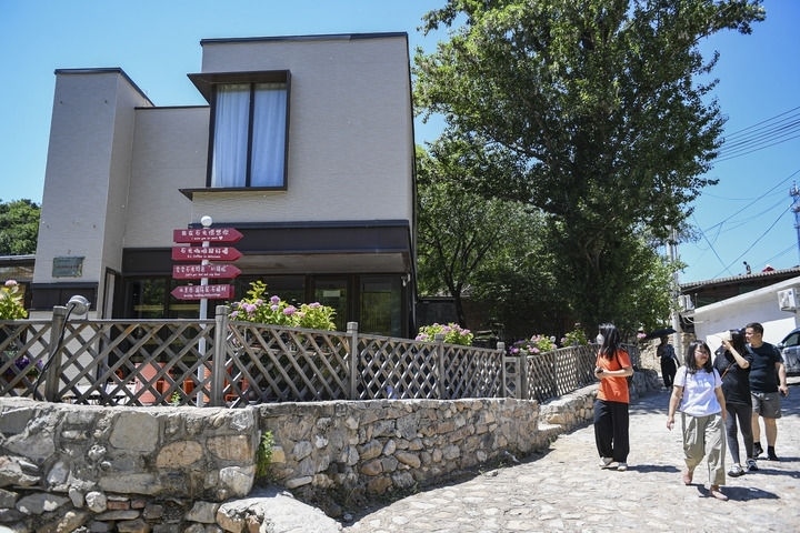 游客在北京延慶石峽村觀光（2024年6月1日攝）。新華社記者 陳鐘昊 攝