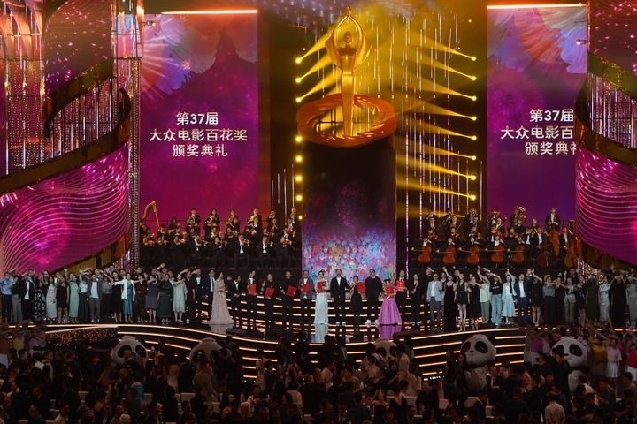 2024年8月4日，在四川成都，第37屆大眾電影百花獎(jiǎng)獲獎(jiǎng)?wù)吆痛蟊娫u(píng)審在舞臺(tái)上合影。新華社記者 唐文豪 攝