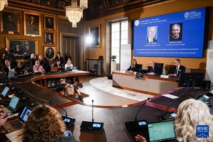 10月8日，在瑞典斯德哥爾摩舉行的2024年諾貝爾物理學獎公布現(xiàn)場，屏幕顯示獎項得主美國普林斯頓大學的約翰·霍普菲爾德和加拿大多倫多大學的杰弗里·欣頓。新華社記者 彭子洋 攝