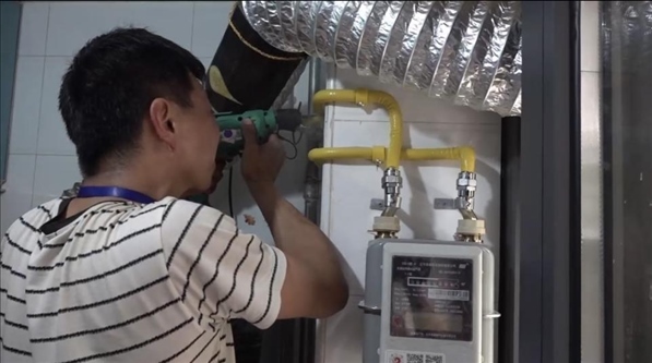 北京市石景山區(qū)工作人員上門安裝燃?xì)夤艿馈D片來源：北京市石景山區(qū)委組織部