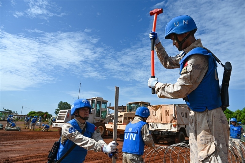 圖3-進行臨時宿營地構筑（孫千攝）