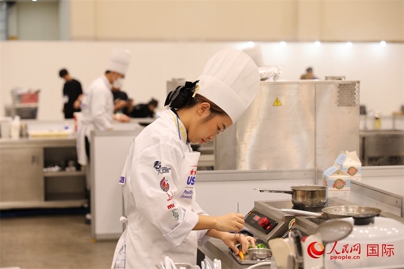 當?shù)貢r間10月5日，廚師在第21屆釜山國際美食博覽會上展示廚藝。人民網(wǎng)記者 莽九晨攝