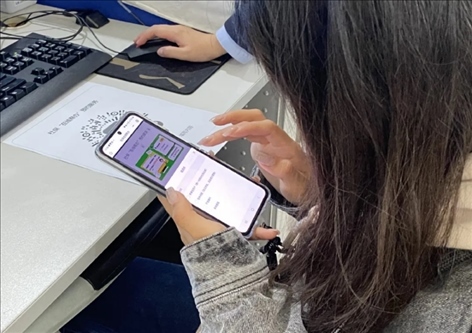 趙女士用手機(jī)掃碼預(yù)約幫辦服務(wù)。圖片來(lái)源：微信公眾號(hào)“上海市普陀區(qū)政務(wù)服務(wù)中心”