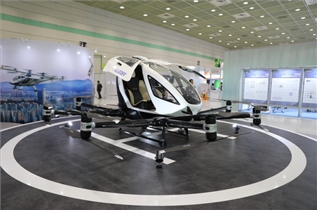 “智慧生活周”博覽會(huì)上展出的低空飛行器。人民網(wǎng)記者 莽九晨攝
