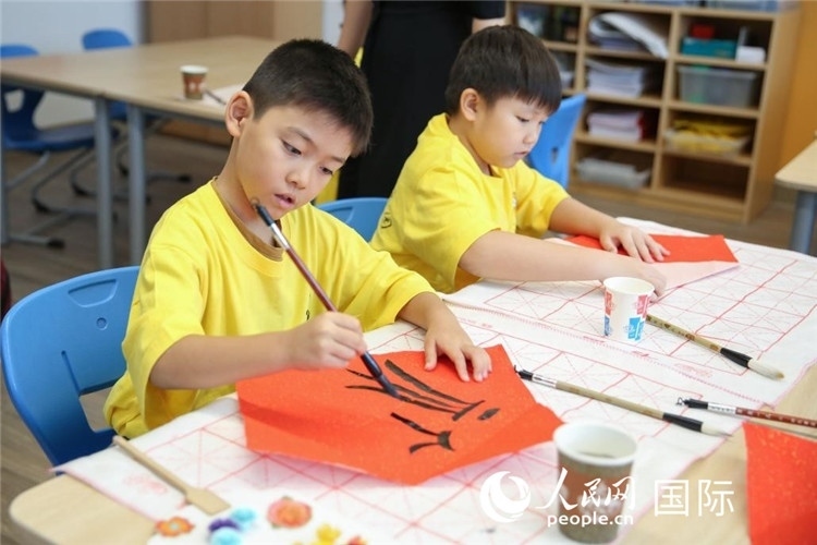 書法課。人民網(wǎng)中東中心分社塔里克·易卜拉欣攝