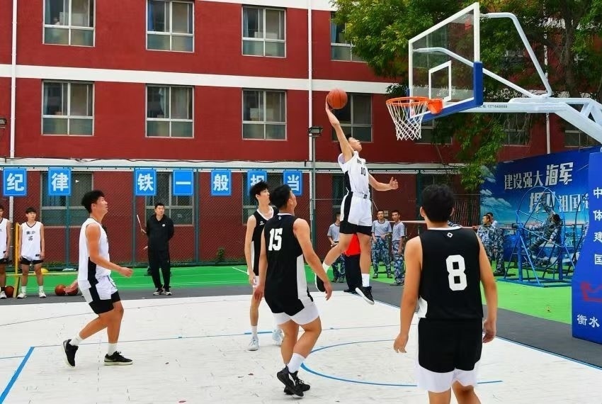 全天候室外運(yùn)動(dòng)木地板籃球場(chǎng)上精彩激烈的籃球賽。 主辦方供圖