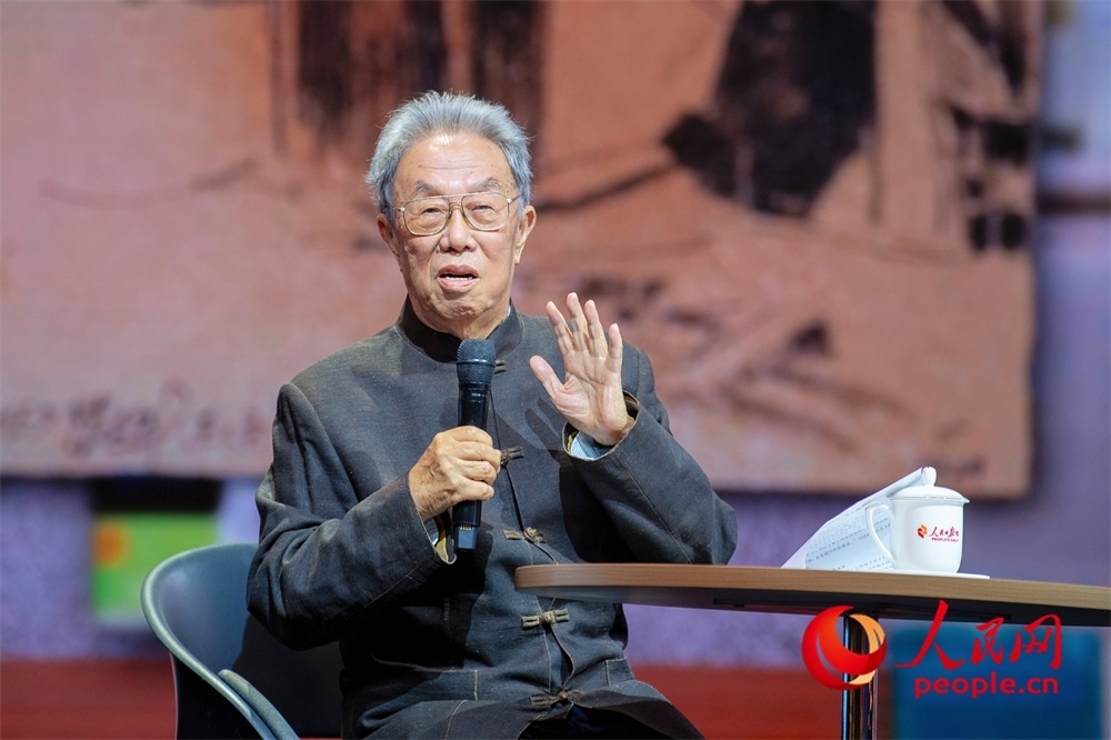 王蒙以《與時(shí)代同行 與人民同心》為題演講。人民網(wǎng)記者 翁奇羽攝