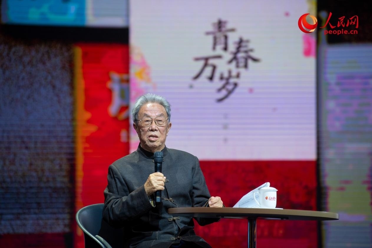 王蒙以《與時(shí)代同行 與人民同心》為題演講。人民網(wǎng)記者 翁奇羽攝