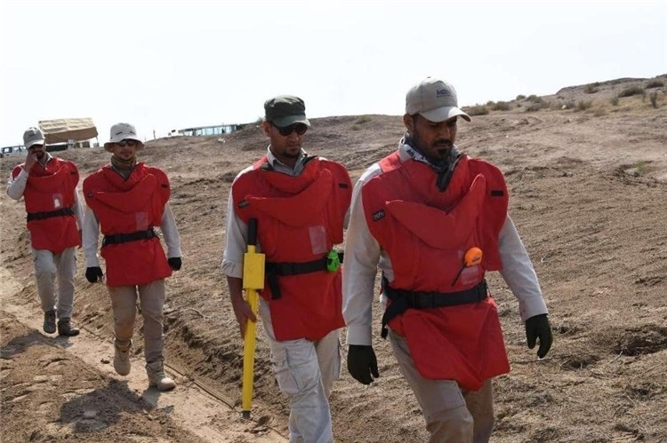 工作人員前往排雷。中國海油供圖