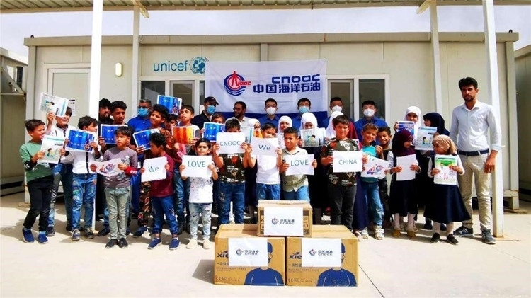 慰問當(dāng)?shù)貙W(xué)校。中國海油供圖