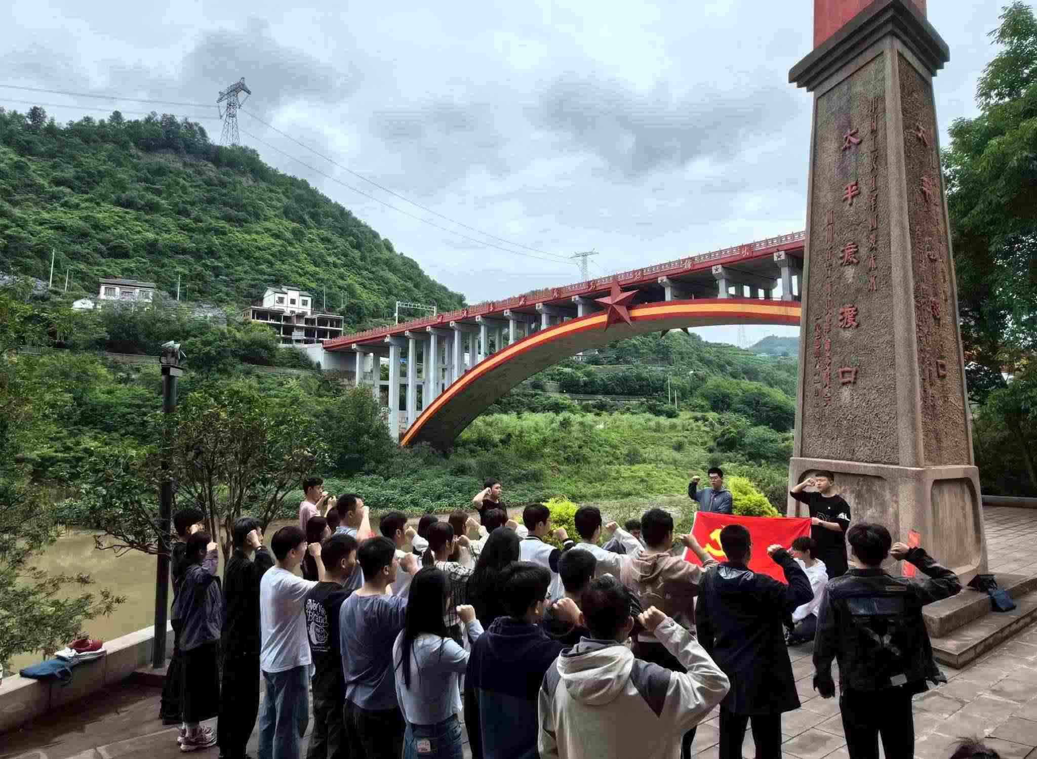 師生重溫入黨誓詞。校方供圖