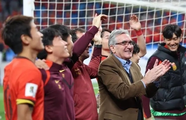 10月15日晚，國(guó)足主教練伊萬科維奇（前右）賽后向觀眾致意。新華社記者 胡星宇攝