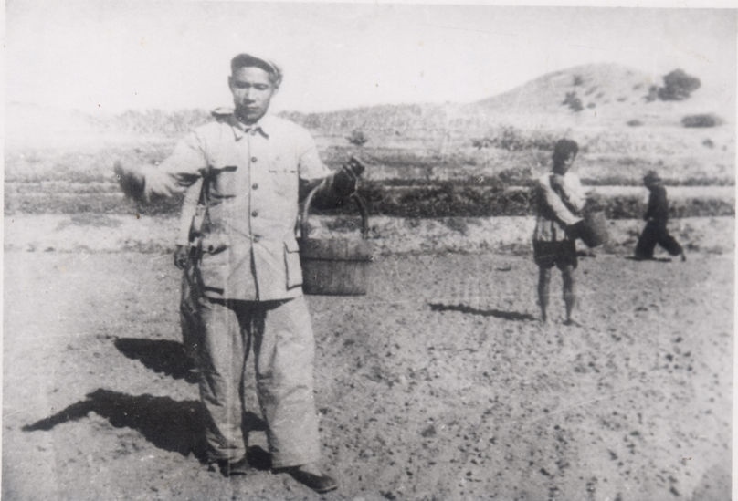 谷文昌（左）在田間與農(nóng)民一起勞動（資料照片）。