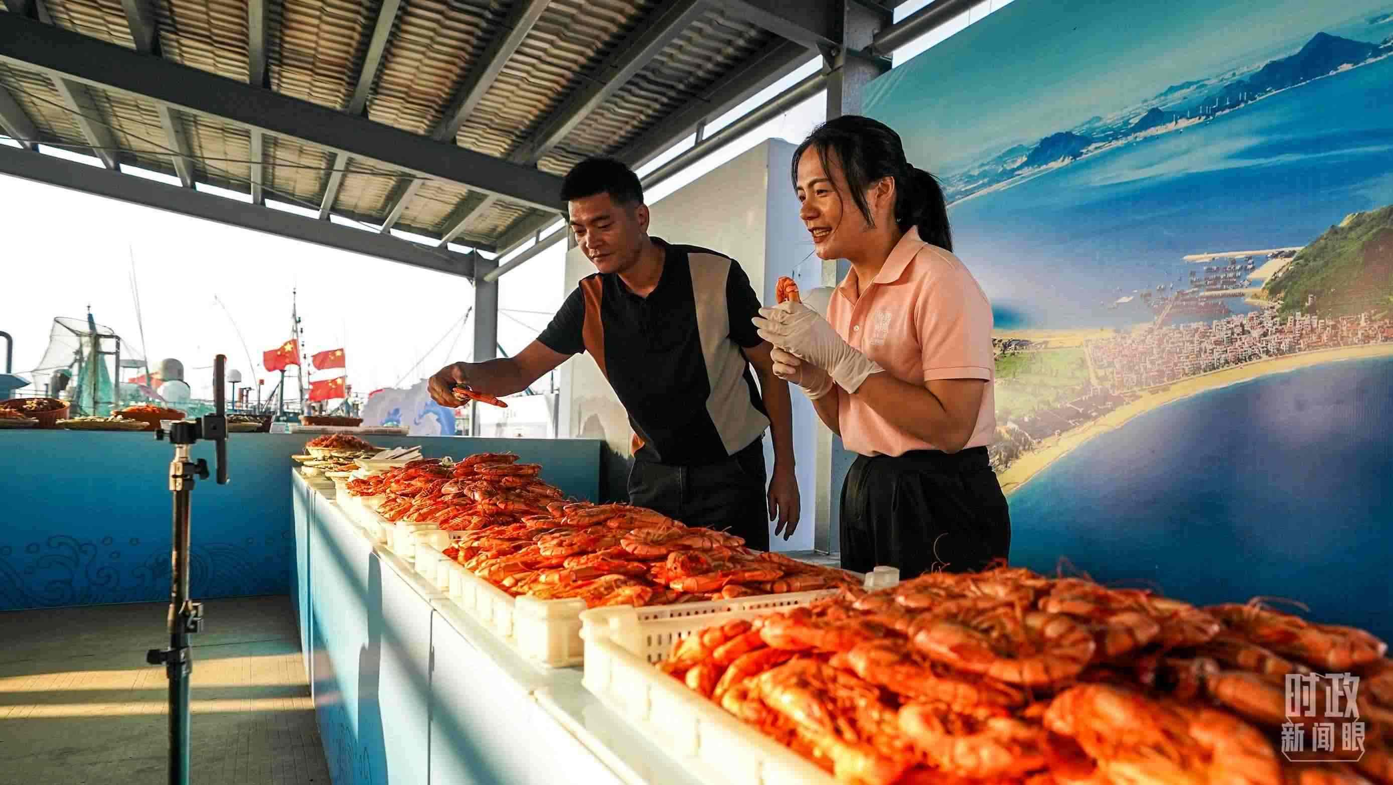 △正在直播賣貨的澳角村村民。（總臺(tái)記者李晉拍攝）