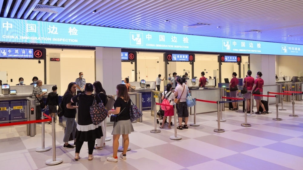 2023年7月26日，旅客在三亞鳳凰國際機場國際航站樓有序通關(guān)。三亞鳳凰國際機場國際航站樓改擴建項目主體工程已于2023年7月1日完工并投入使用，該項目是海南自貿(mào)港首個主體工程完工并投入使用的封關(guān)運作項目。《海南自由貿(mào)易港建設(shè)總體方案》明確，海南將在2025年前適時啟動全島封關(guān)運作。