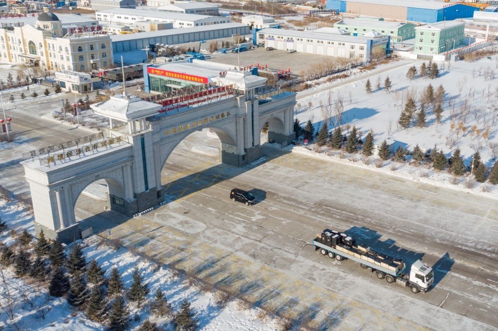 這是中國（黑龍江）自由貿(mào)易試驗區(qū)黑河片區(qū)（2024年1月31日攝，無人機照片）。2023年，該自貿(mào)片區(qū)外貿(mào)進出口總值達244.82億元，實現(xiàn)增幅56.9%，引進外資企業(yè)16家，直接利用外資127.3萬美元，同比增長27.3%。