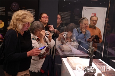 嘉賓參觀展覽。人民網(wǎng)記者禹麗敏 攝。