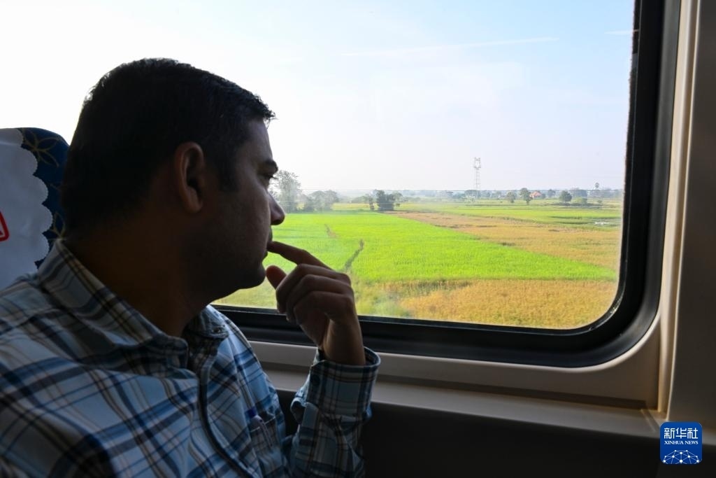 這是10月12日在老撾拍攝的中老鐵路C98列車(chē)上的一名乘客。新華社記者 程一恒 攝