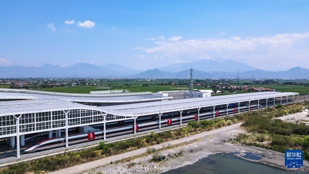9月13日，在印度尼西亞萬(wàn)隆德卡魯爾站，雅萬(wàn)高鐵高速動(dòng)車(chē)組列車(chē)停靠在站臺(tái)上（無(wú)人機(jī)照片）。新華社記者 徐欽 攝