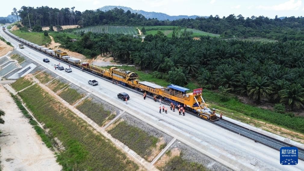 這是5月6日在馬來(lái)西亞彭亨州航拍的馬東鐵項(xiàng)目的鋪軌現(xiàn)場(chǎng)。新華社記者 程一恒 攝