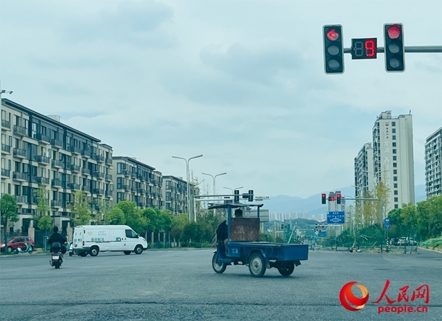 長(zhǎng)富大道與文化中心東路三岔路口車輛混行（9月19日拍攝）。人民網(wǎng)記者 帥筠攝