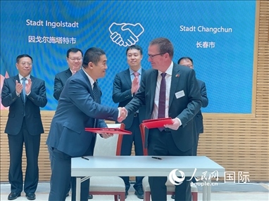 （10月16日，第十屆巴伐利亞中國日在慕尼黑舉行。圖為簽約儀式現(xiàn)場。人民網(wǎng)記者劉赫攝）