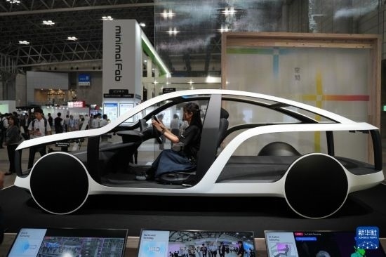 這是10月17日在日本千葉縣舉行的日本高新技術(shù)博覽會(huì)上拍攝的，索尼公司展示的概念車模型。新華社記者 錢錚 攝