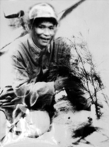 谷文昌與試種成活的木麻黃（資料照片）。