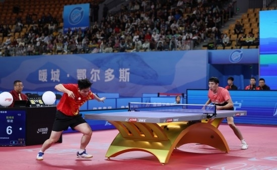 10月18日，上海隊(duì)選手樊振東（左）在單打比賽中發(fā)球。他3:2戰(zhàn)勝福建隊(duì)選手程靖淇。新華社記者 王楷焱 攝