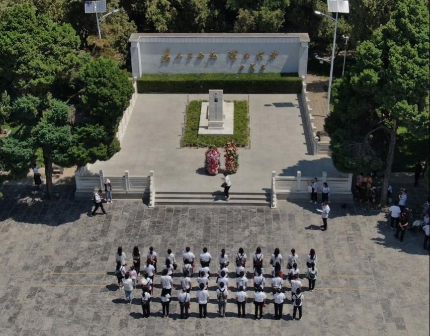 2021年6月24日，參觀者在位于河南省蘭考縣的焦裕祿紀(jì)念園瞻仰焦裕祿烈士墓（無人機(jī)照片）。新華社記者 李安 攝