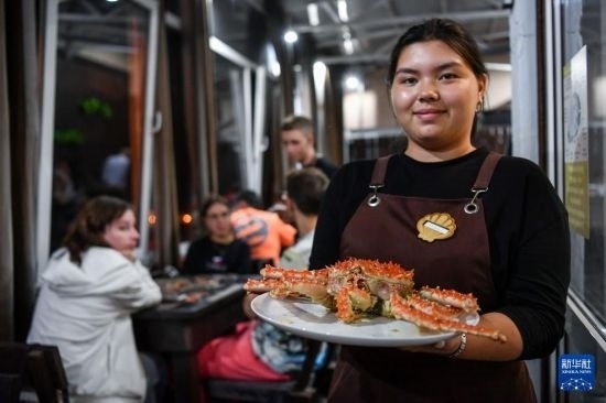 9月2日，俄羅斯符拉迪沃斯托克一家餐館的服務員在展示帝王蟹。新華社記者 曹陽 攝