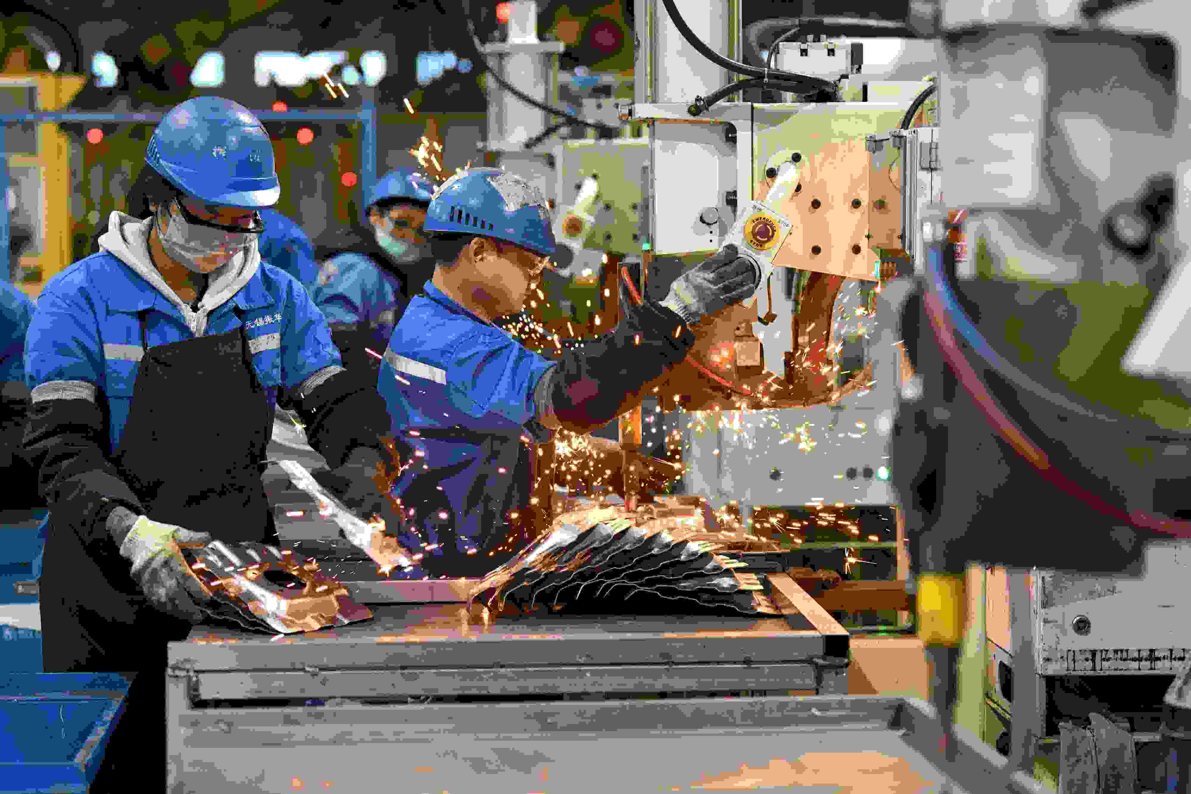 2023年2月7日，福建省寧德市蕉城區(qū)一家汽車零部件生產(chǎn)企業(yè)的生產(chǎn)線上一派繁忙景象。