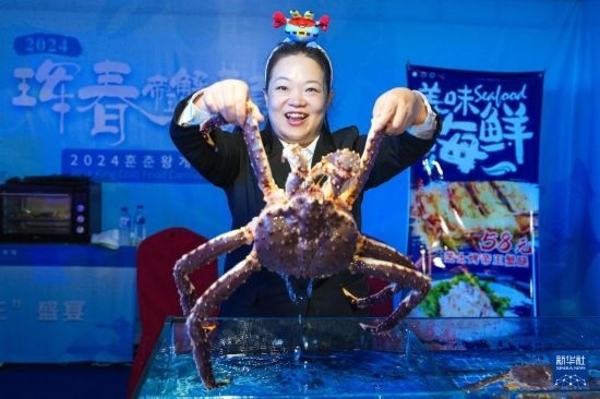 9月19日，在吉林省琿春市，商家在展示售賣的帝王蟹。新華社記者 許暢 攝