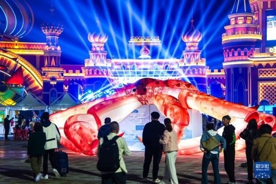 9月19日，游客在吉林省琿春市的2024琿春帝王蟹美食嘉年華現(xiàn)場游玩。新華社記者 許暢 攝